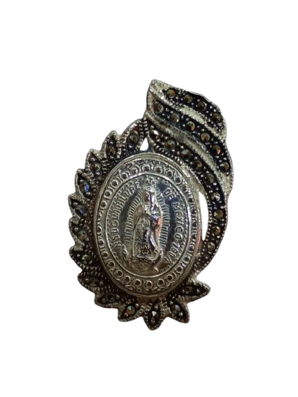Dije de plata de la Virgen de Guadalupe.